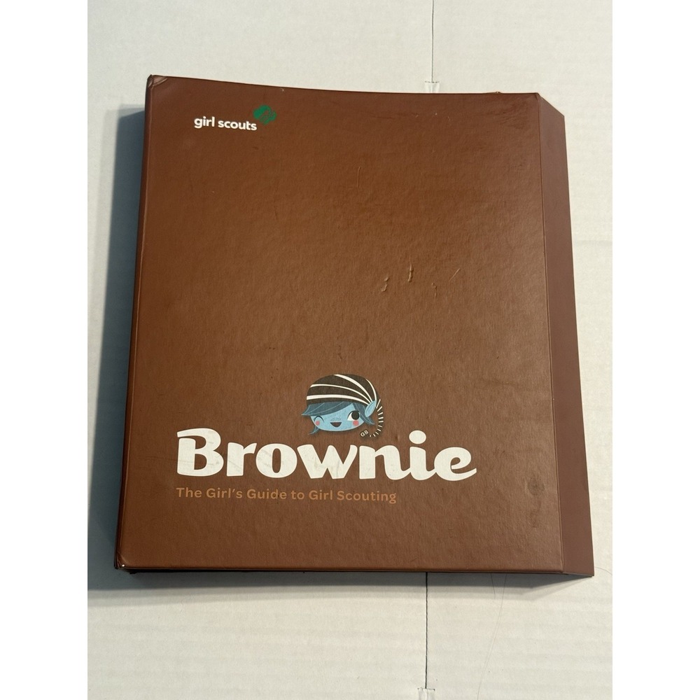Brownie The Girl's Guide to Girl Scouting 3-Ring Binder Handbook 2011 - Unused
